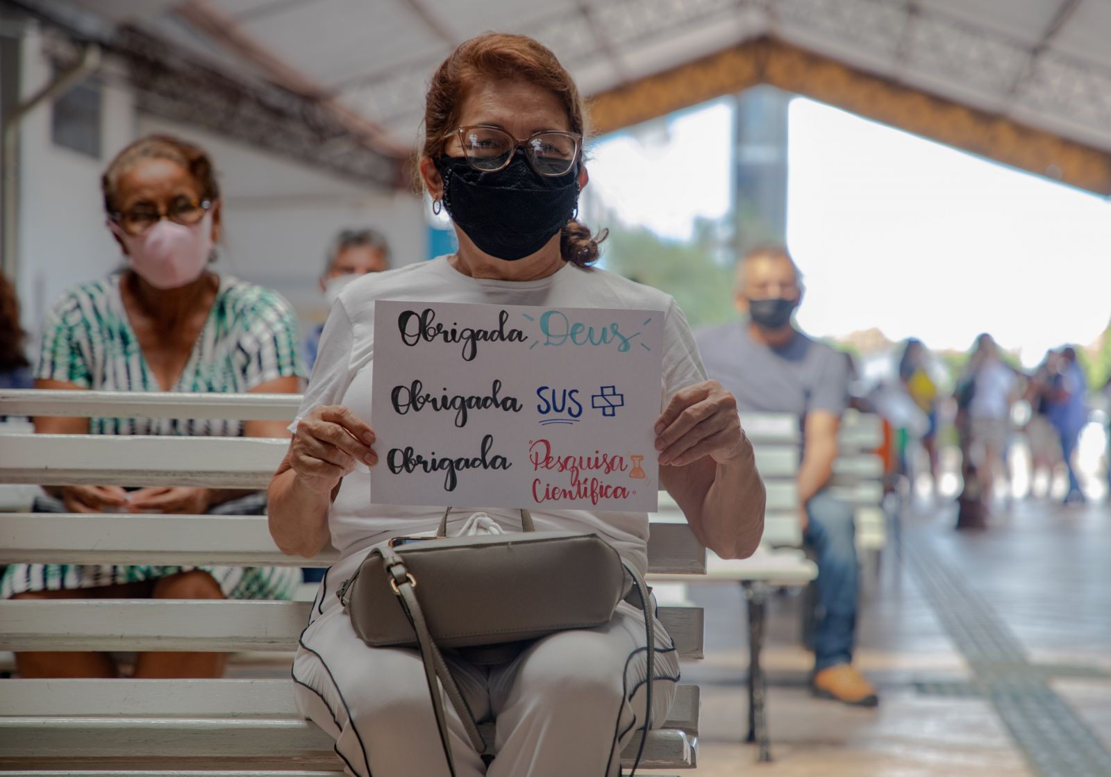 Edina Mugrabe se vestiu de branco e levou um cartaz de agradecimento